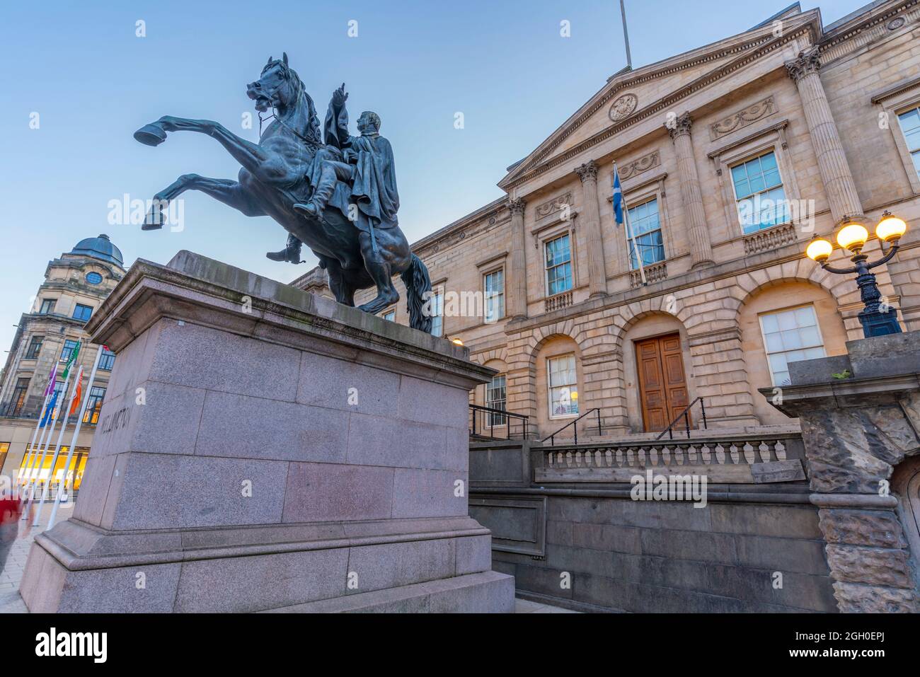 Vista de los registros nacionales de Escocia y la estatua de Arthur Wellesley (1st Duque de Wellington) al atardecer, Edimburgo, Escocia, Reino Unido, Europa Foto de stock