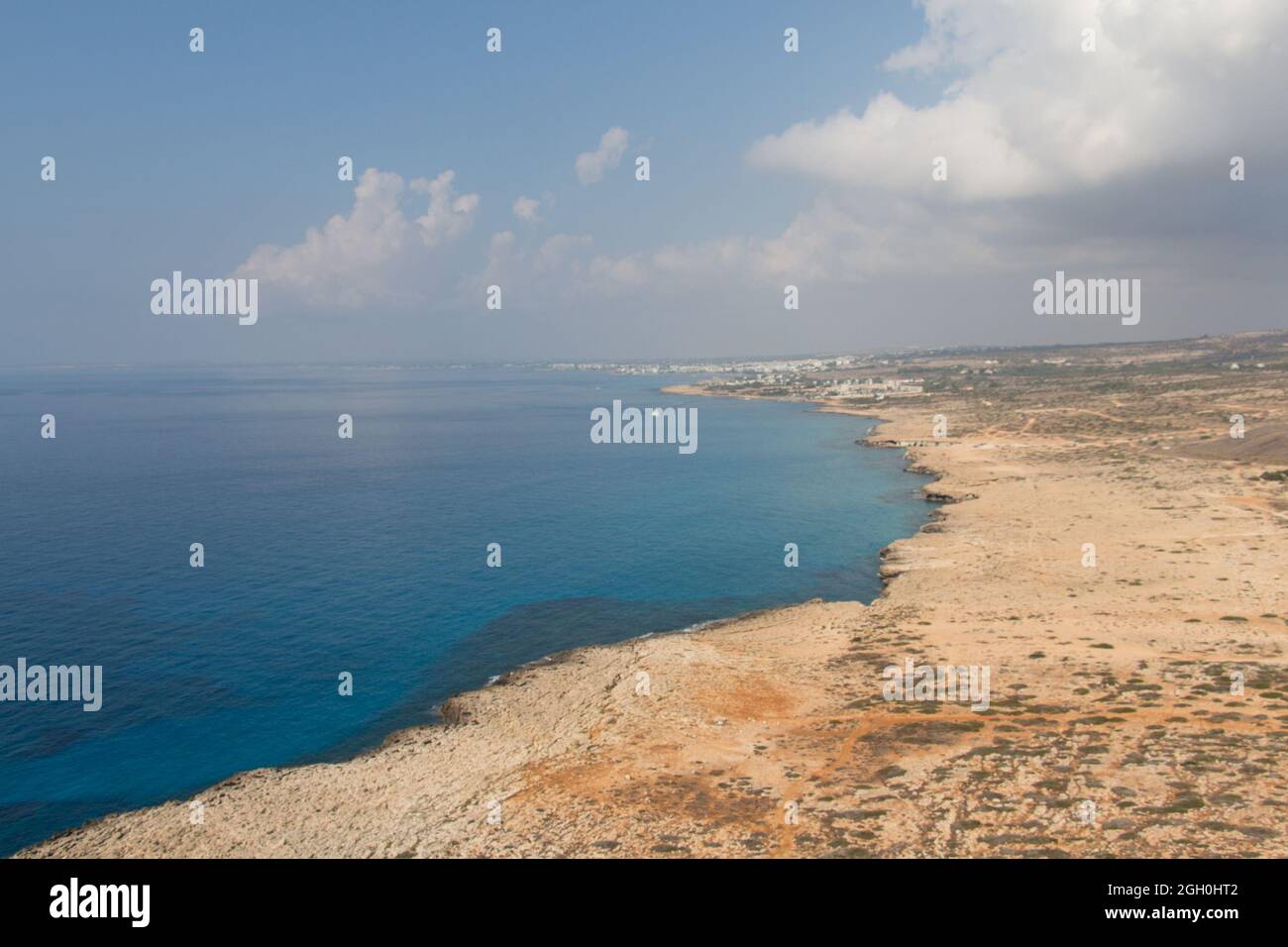 La vista de la costa alrededor de Cabo Greco desde arriba en un día soleado, Chipre. Foto de stock