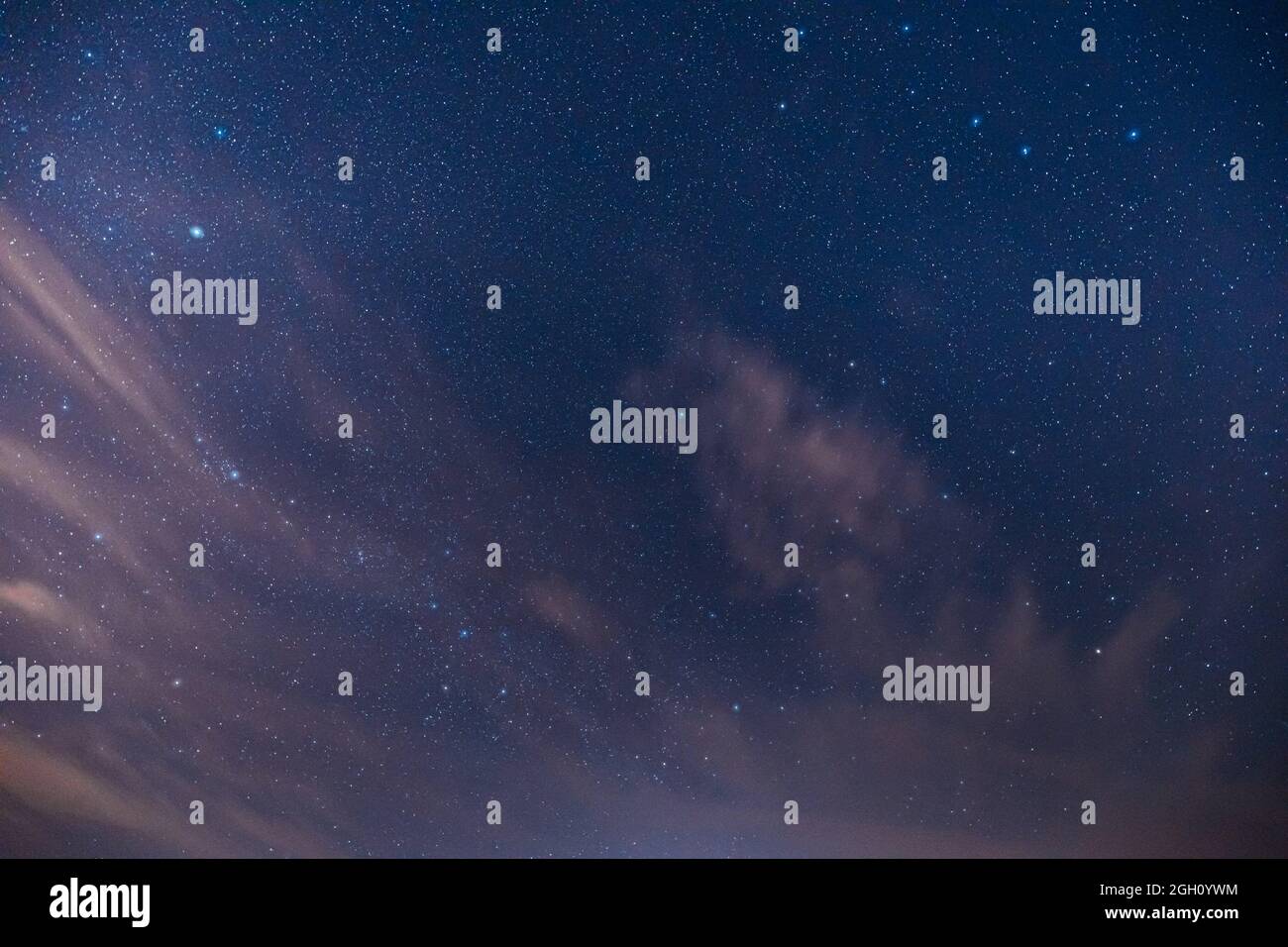 Fotos Del Cielo De Noche Reales Estrellas del cielo de la noche real. Cielo estrellado colorido con algunas  nubes de fondo Fotografía de stock - Alamy