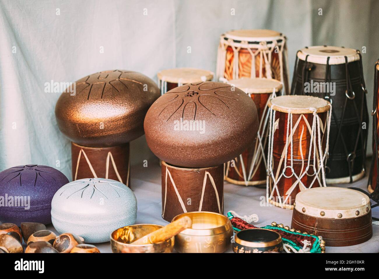 Canacona, Goa, India. Tambor de lengüeta de acero y otros tambores en el  mercado Fotografía de stock - Alamy