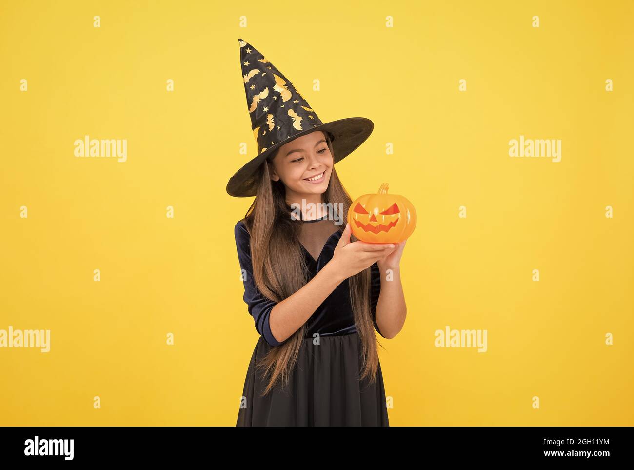 feliz chica adolescente bruja con gato de calabaza o linterna vestir traje de mago en la fiesta de halloween, calabaza halloween Fotografía de stock - Alamy feliz chica adolescente bruja con gato de calabaza o linterna vestir traje de mago en la fiesta de halloween, calabaza halloween Fotografía de stock - Alamy