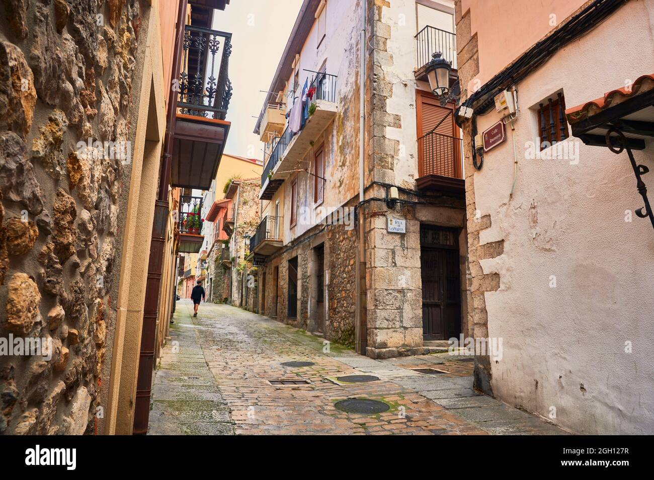 Vista del casco antiguo de Laredo, calle Ruamayor, Laredo, Cantabria,  España, Europa Fotografía de stock - Alamy