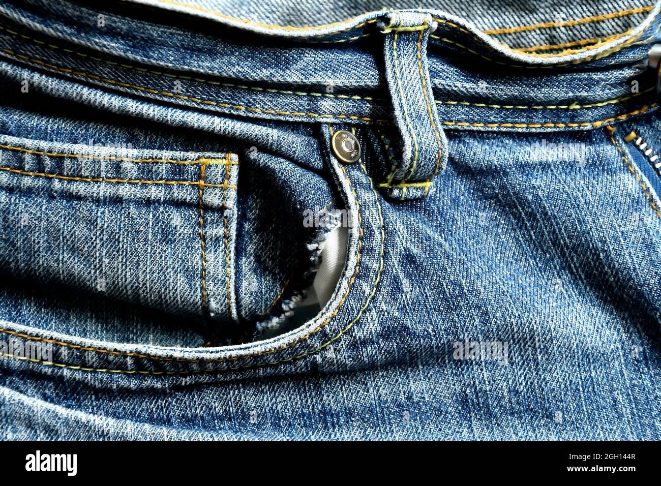 Used jeans fotografías e imágenes de alta resolución - Alamy