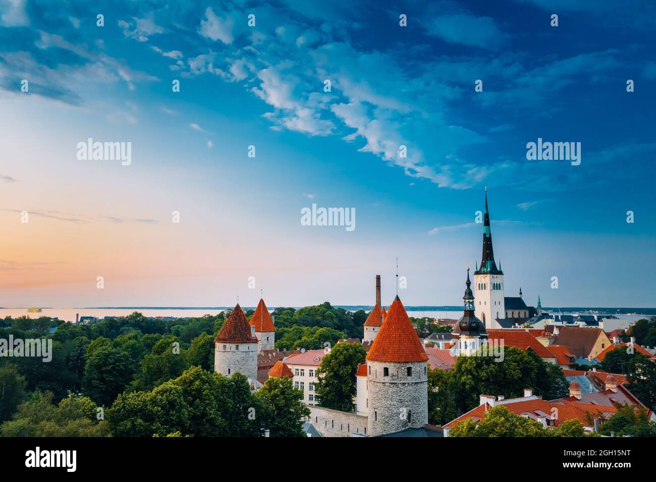 Noche de Tallinn (Estonia) Casco antiguo paisaje al atardecer, el azul claro del cielo. Uno puede ver la iglesia de San Nicolás, Spiers y torres, rodeado por un Foto de stock