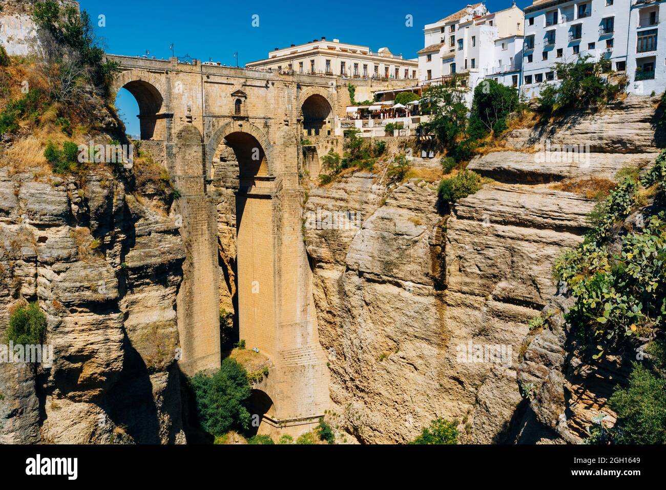 a menudo calentar Expulsar a El Puente Nuevo) es más nueva y más grande de los tres puentes que abarcan los 120 metros (390 pies) profundo abismo que lleva el río Guadalevin Fotografía de stock - Alamy a menudo calentar Expulsar a El Puente Nuevo) es más nueva y más grande de los tres puentes que abarcan los 120 metros (390 pies) profundo abismo que lleva el río Guadalevin Fotografía de stock - Alamy
