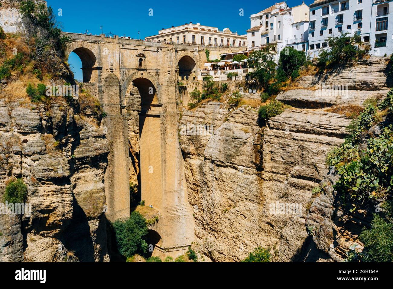 El Puente Nuevo) es más nueva y más grande de los tres puentes que abarcan  los 120 metros (390 pies) profundo abismo que lleva el río Guadalevin  Fotografía de stock - Alamy