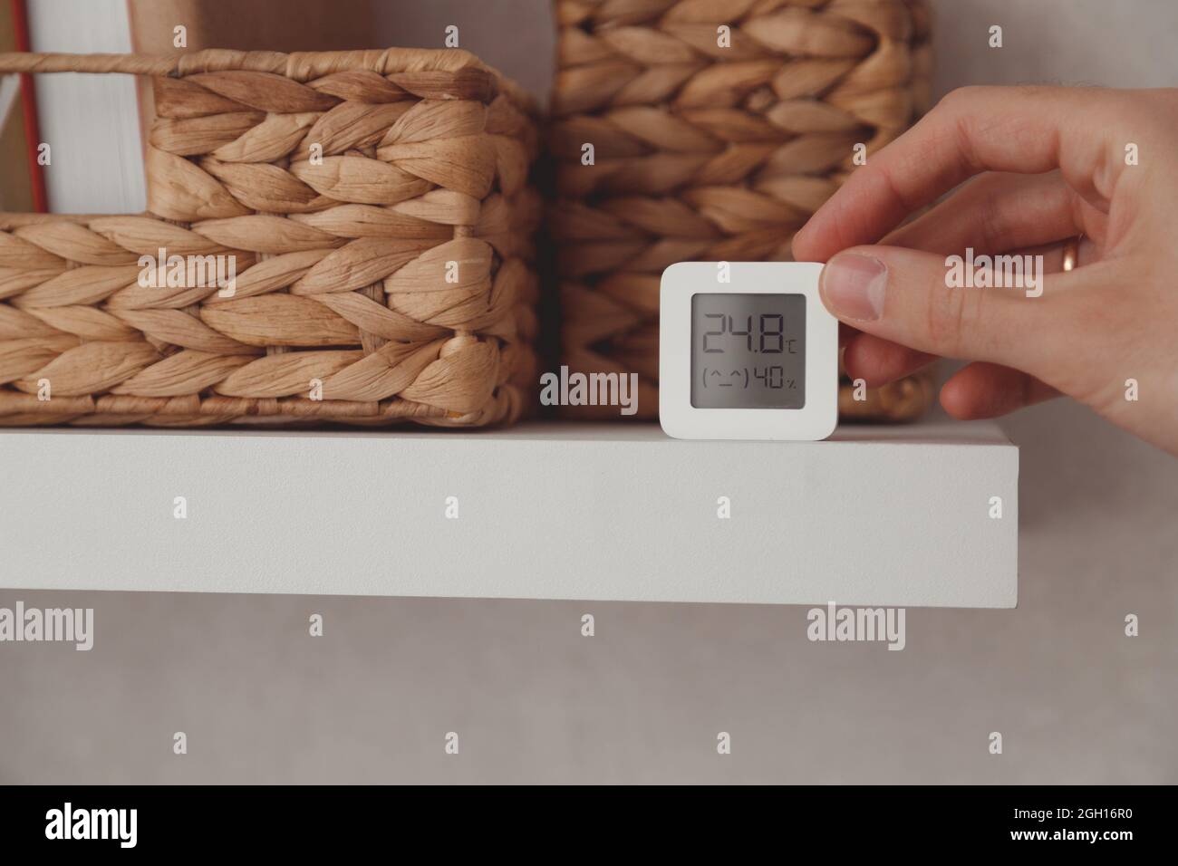 Control digital de temperatura y humedad en el estante del cuarto del bebé. Foto de stock