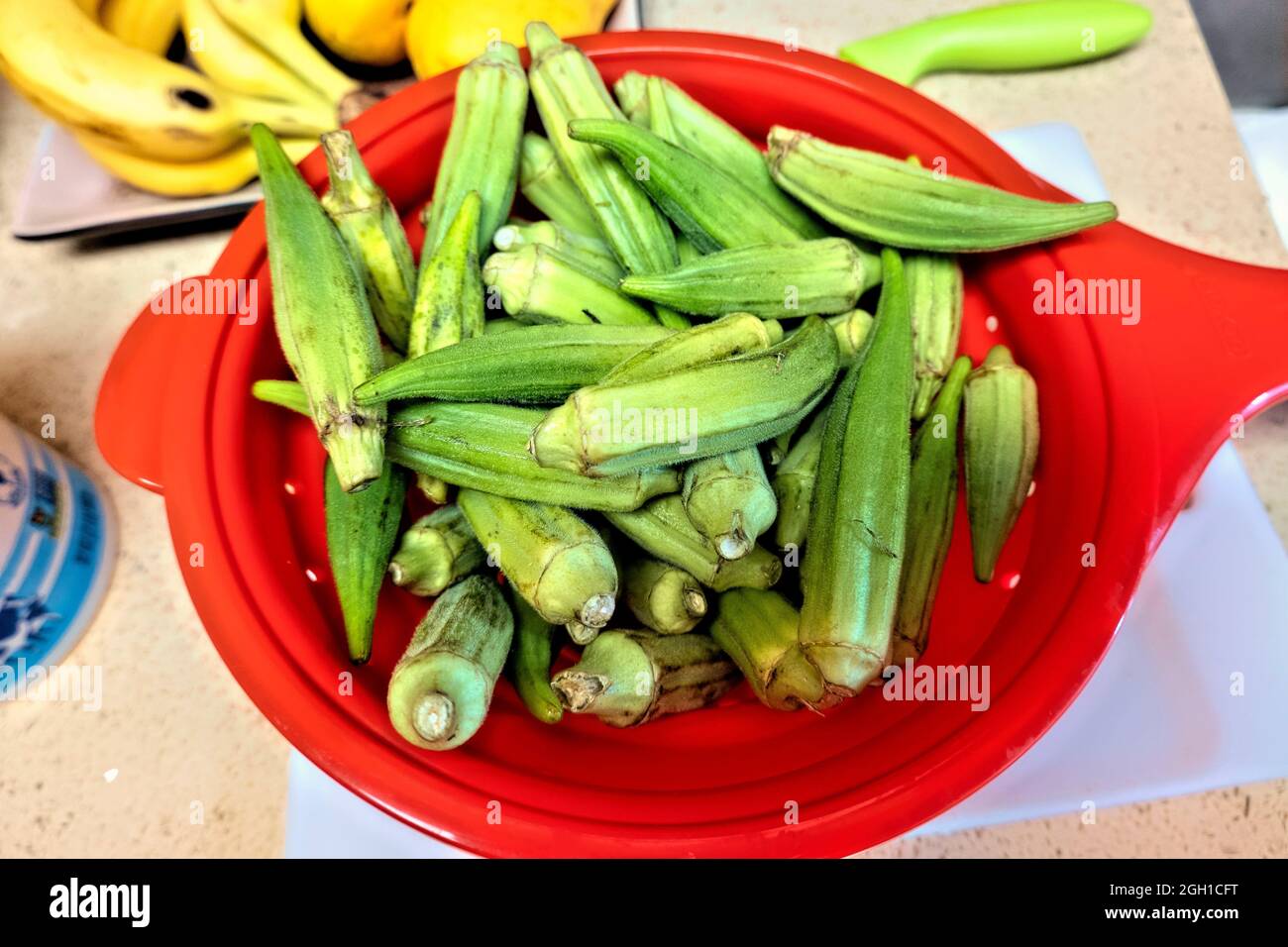 Okra fresca para hacer gumbo, New Orleans, Louisiana, U. S. A. Foto de stock