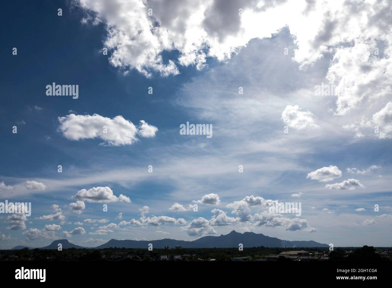 Gunung Serapi al atardecer, Sarawak, Malasia Oriental El pico más famoso de Kuching es Gunung Santubong, pero su más alto es Gunung Serapi. Aunque su pico es Foto de stock