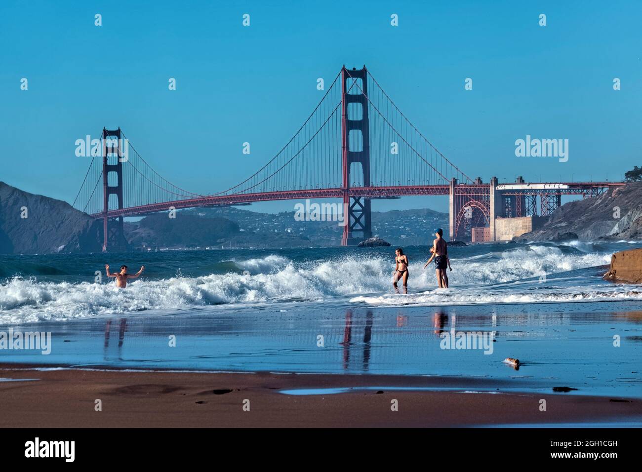 Disfrute del Océano Pacífico bajo el puente Golden Gate, San Francisco, California, U. S. A. Foto de stock