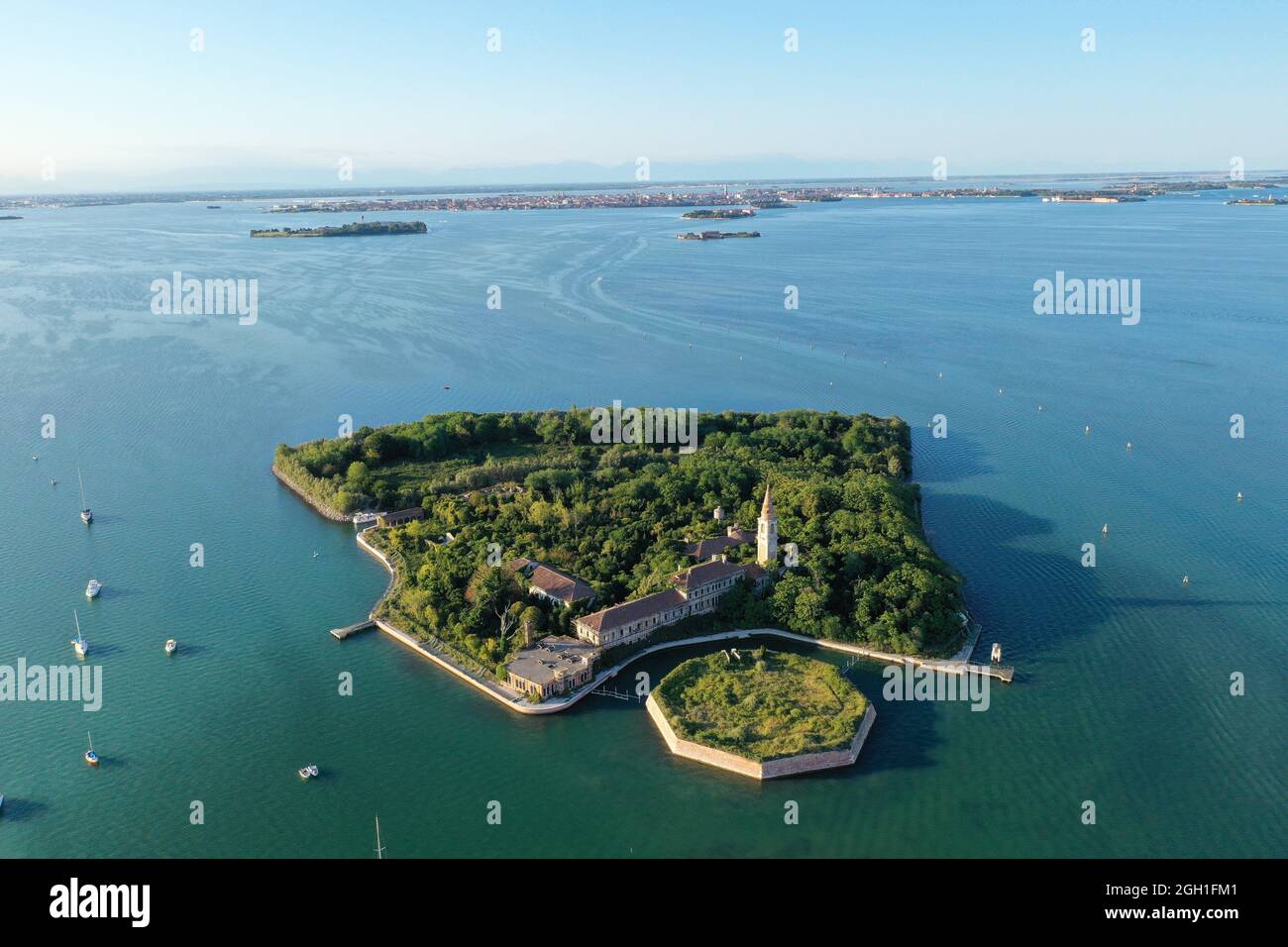 Vista aérea de la isla de Poveglia, Laguna de Venecia, Venecia, Italia, Europa. Foto de stock