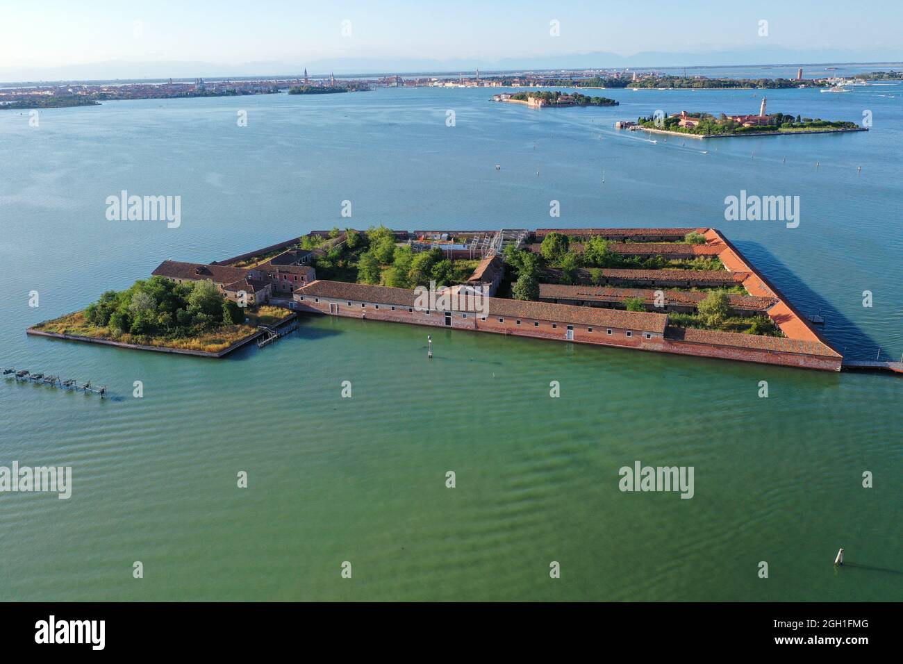 Vista aérea de la isla Lazzaretto Vecchio, Laguna de Venecia, Venecia, Italia, Europa. Foto de stock