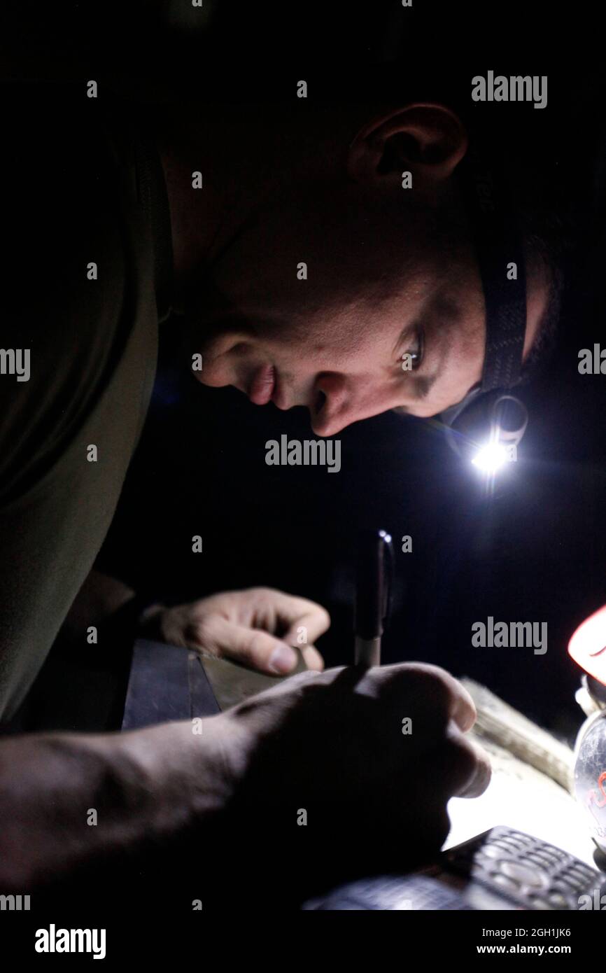 U. S. Marine Lance Cpl. Justin D. Allen, un líder del equipo de la tripulación de la línea de artefactos explosivos con Marine Light Attack Helicopter Squadron 167, cuenta con rondas en Camp Bastion, provincia de Helmand, Afganistán, 24 de junio de 2013. Allen representó el número de 20mm rondas cargadas en un helicóptero AH-1W Super Cobra. (EE.UU Marine Corps foto por Sgt. Gabriela García/Lanzada) Foto de stock