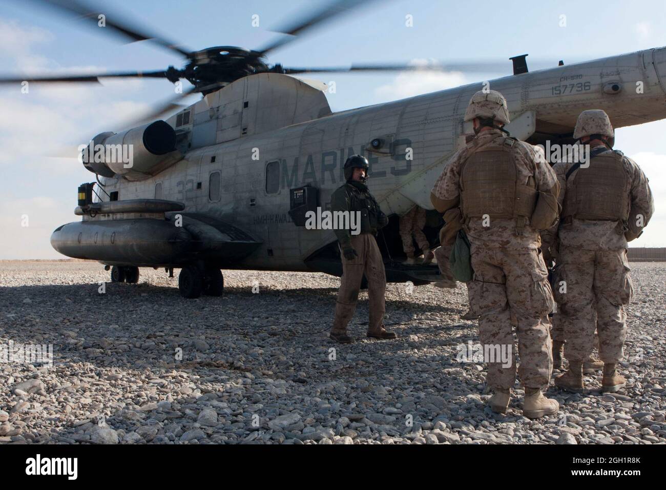 US Marines of 1st Radio Batallón, 2D Fuerza Expedicionaria Marina (adelante), carga en un helicóptero de estallones marinos CH-53D del Escuadrón de Helicópteros Pesados Marinos 363 durante una operación de vuelo de rutina, Forward Operating Base Edimburgo, provincia de Helmand, Afganistán, 5 de enero de 2012. La HMH-363 realizó operaciones de vuelo en apoyo de tropas en toda la provincia de Helmand. Foto de stock