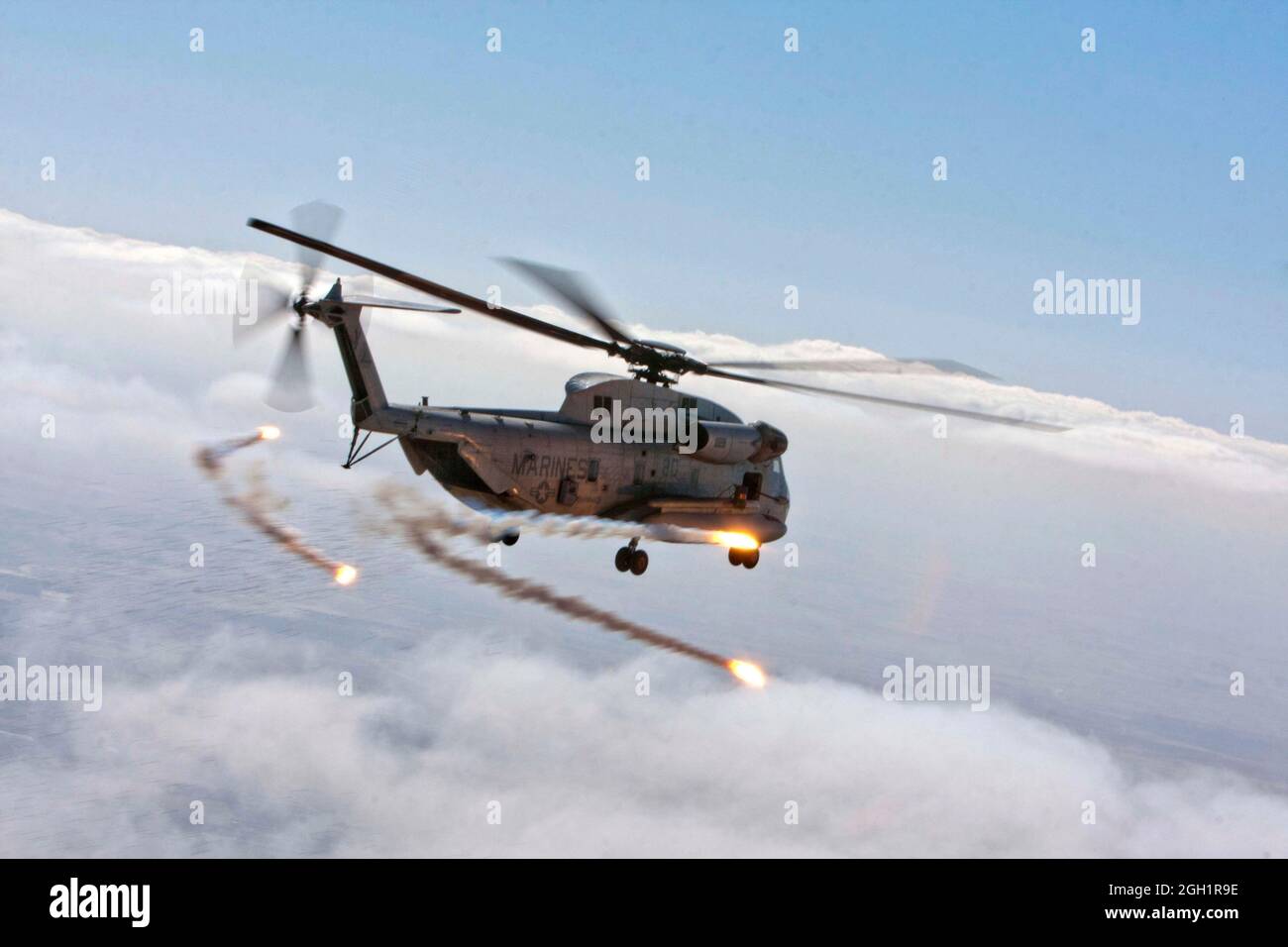 Las bengalas son descargadas de un helicóptero del estallón marino CH-53D del Cuerpo de Infantería de Marina Heavy Helicopter Squadron 363 (HMH-363) durante una operación de vuelo de rutina, Helmand River Valley, Helmand Province, Afganistán, 5 de enero, 2012. Los pilotos marinos de HMH-363 utilizan bengalas que garantizan la seguridad de la tripulación a bordo y protegen la aeronave mientras se encuentra en vuelo durante condiciones meteorológicas de escasa visibilidad. Foto de stock