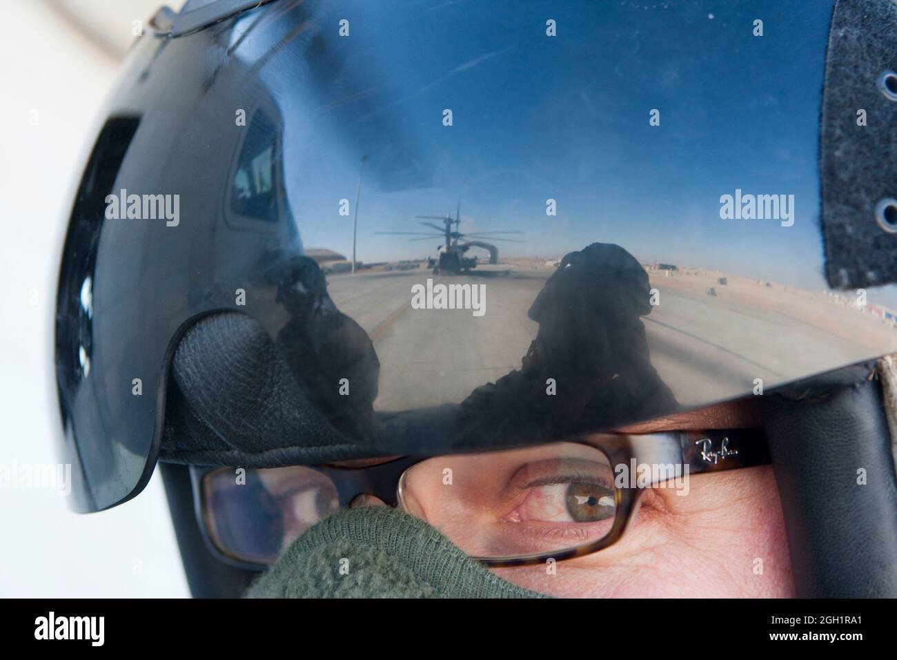 Los Marines de los EE.UU. Del Escuadrón de Helicópteros Pesados Marinos 363 (HMH-363) realizan una evaluación de fin de día en un Super Stallion Marino CH-53D, Camp Bastion, provincia de Helmand, Afganistán, enero de 5. Las evaluaciones al final del día se llevan a cabo después de las operaciones de vuelo, asegurando que las aeronaves de HMH-363 estén listas para apoyar futuras misiones. Foto de stock
