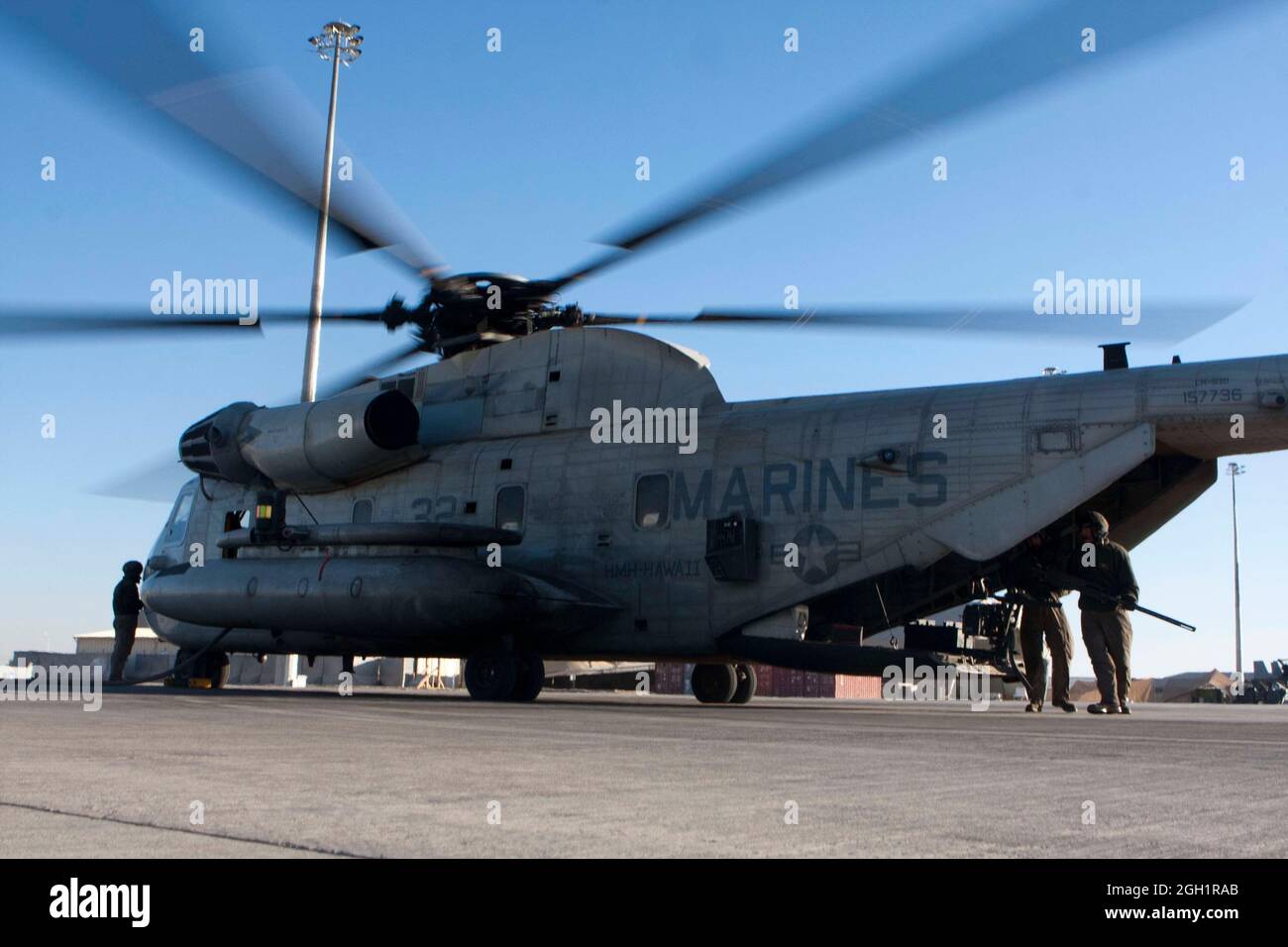 Los Marines de los EE.UU. Del Escuadrón de Helicópteros Pesados Marinos 363 (HMH-363) realizan una evaluación de fin de día en un Super Stallion Marino CH-53D, Camp Bastion, provincia de Helmand, Afganistán, enero de 5. Las evaluaciones al final del día se llevan a cabo después de las operaciones de vuelo, asegurando que las aeronaves de HMH-363 estén listas para apoyar futuras misiones. Foto de stock