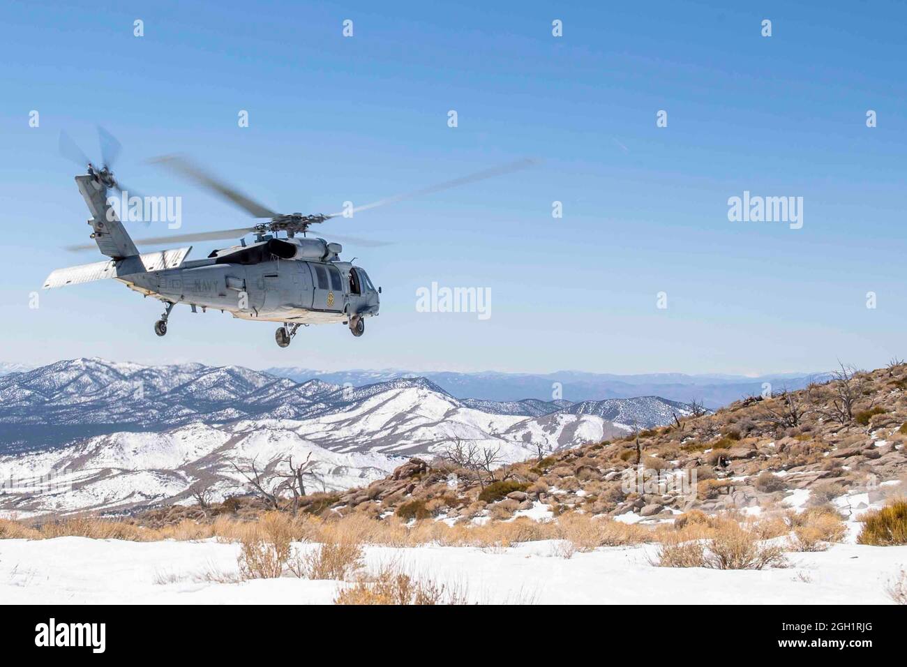 FALLON, Nevada (30 de marzo de 2021) Un helicóptero MH-60s Sea Hawk asignado a los “Caballeros Negros” de Helicóptero Sea Combat Squadron (HSC) 4 conduce un vuelo Foto de stock