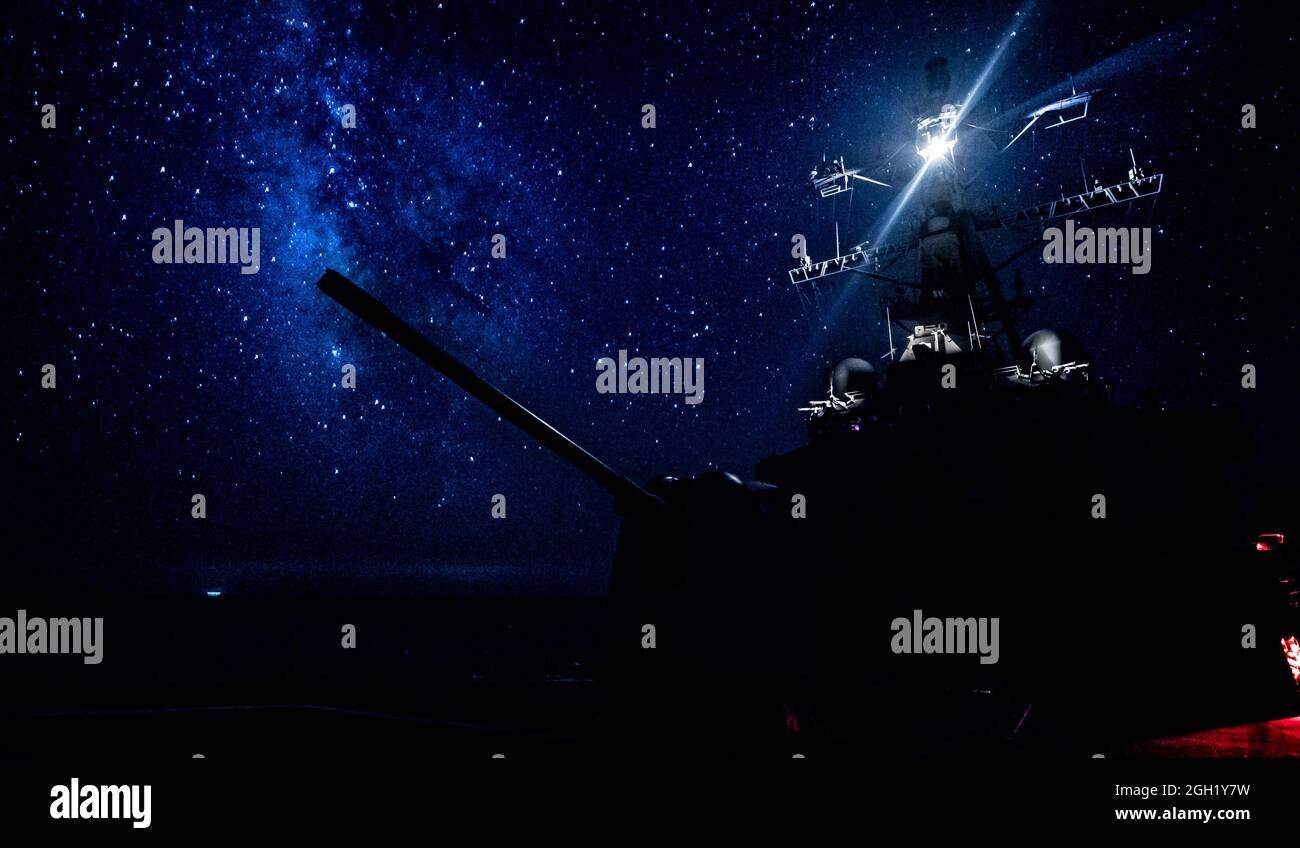 El destructor de misiles guiados de la clase Arleigh Burke USS Carney (DDG 64) transita por el Mar Mediterráneo el 11 de agosto de 2018. Carney, con despliegue futuro en Rota, S Foto de stock
