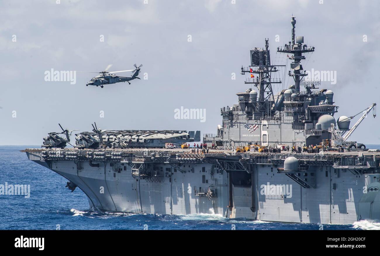 MAR FILIPINO (sept 3, 2020) El buque anfibio de asalto USS America (LHA 6) realiza una reposición en el mar con el buque de carga seca y municiones Foto de stock