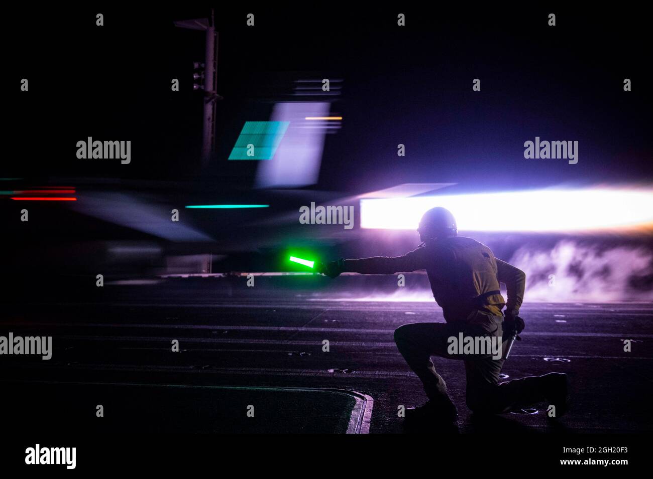 MAR ÁRABE (29 de abril de 2021) El Teniente Gavin Karski envía señales a un avión de guerra electrónico E/A-18G Growler conectado a los 'Zappers' de ataque electrónico Foto de stock