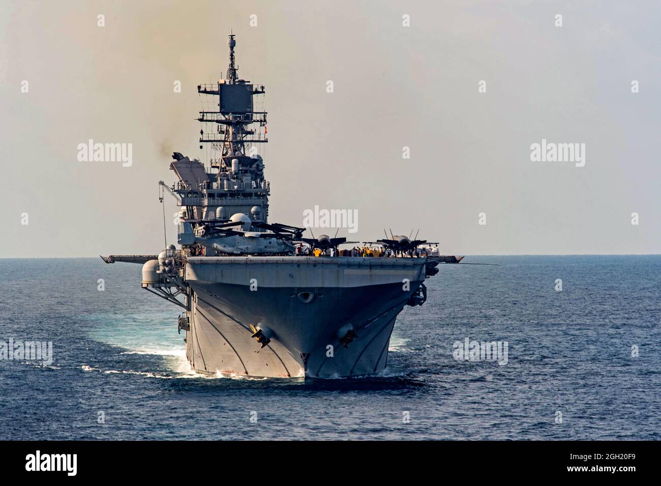 GOLFO DE TAILANDIA (1 de marzo de 2020) El buque anfibio de asalto USS America (LHA 6) recibe carga del buque de carga seca y municiones USNS Cesar Chav Foto de stock