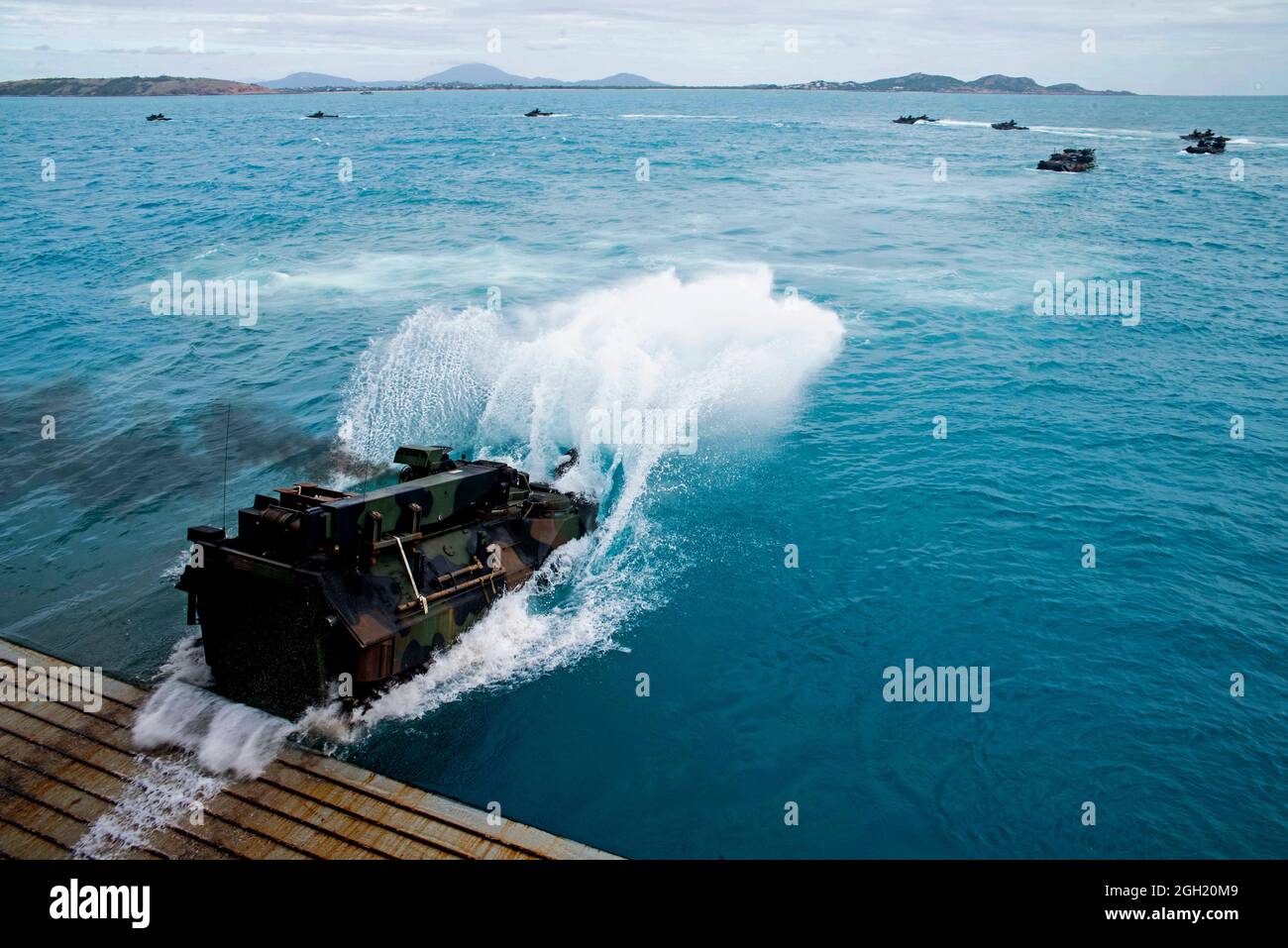 190722-N-DX072-1143 BOWEN, Australia (22 de julio de 2019) Vehículos anfibio de asalto (AAV), asignados a la Unidad Expedicionaria Marina (MEU) de 31st, salida t Foto de stock