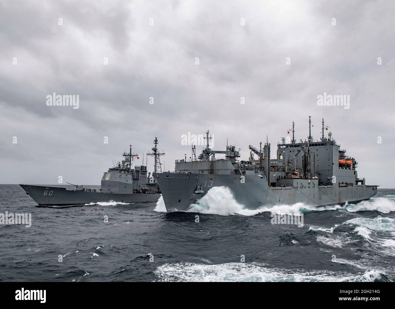 OCÉANO ATLÁNTICO (21 de mayo de 2020) El crucero de misiles guiados de la clase Ticonderoga USS Normandy (CG 60), salió, y el buque de carga seca y municiones USNS Medg Foto de stock