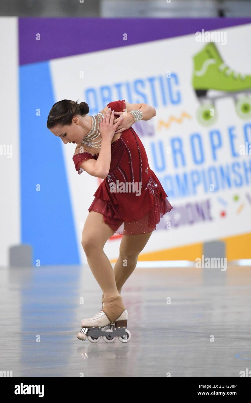 SOFIA PARONETTO, Italia, actuando en Junior Inline - Programa Corto en el Campeonato  Europeo de Patinaje Artístico en Roller 2021 en Play Hall, el 03 de  septiembre de 2021 en Riccione, Italia.