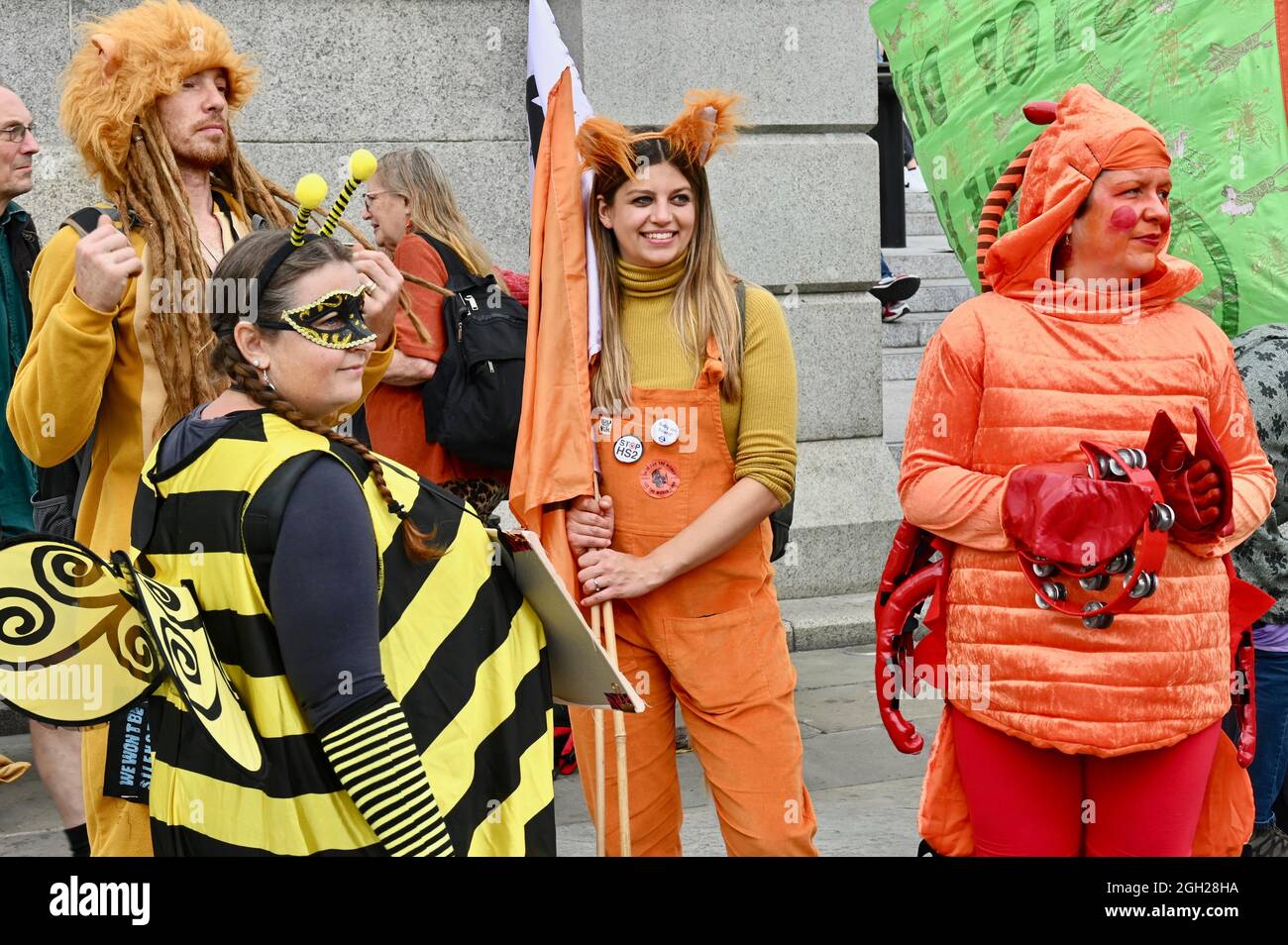 Londres, Reino Unido activistas de la rebelión de la extinción se reúnen en Trafalgar Square antes de la Marcha por la Naturaleza : Rebelde por la Vida que pone fin a la serie de manifestaciones llamadas 'Rebelión Imposible'. Crédito: michael melia/Alamy Live News Foto de stock