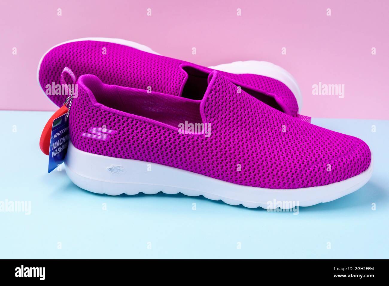 Tyumen, Rusia-27 de agosto de 2021: Zapatos Mujeres Skechers Ir a una  caminata con alegría. SKECHERS es una compañía de calzado estadounidense  fundada por el CEO Robert Greenberg and Fotografía de stock -