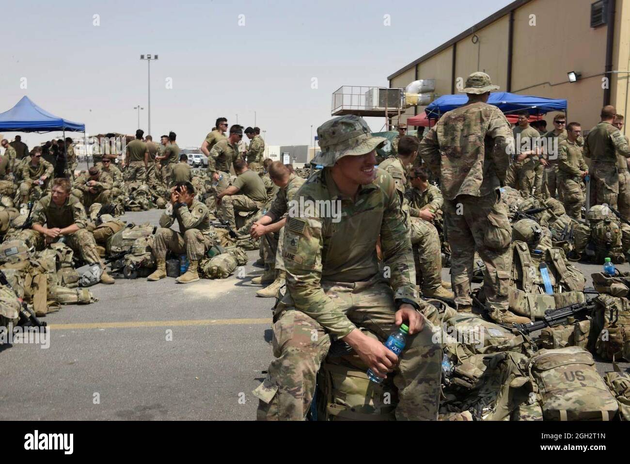 Soldados de la División de Infantería de 34th con sede en Minnesota esperan más transporte poco después de su vuelo desde Kabul, Afganistán, desembarcado el 31 de agosto de 2021 en Kuwait. Conocidos como las Bulls Rojas, los soldados de la Guardia Nacional fueron algunos de los últimos militares estadounidenses que se marcharon de Afganistán. Foto de stock