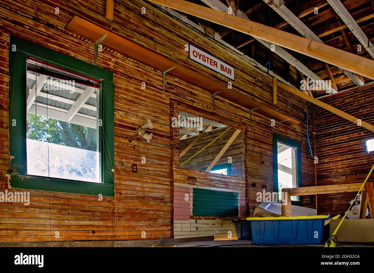 Las tablas de madera y las correas de seguridad mantienen las paredes de la fábrica de pop E. Barq, hogar de la cerveza de raíz de Barq en Biloxi, Mississippi. Foto de stock
