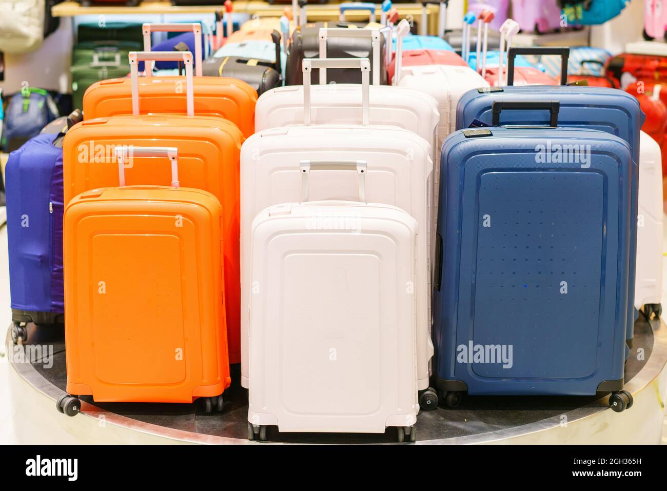 Maletas azules y amarillas y blancas o bolsa de viaje en fila en un estante  en un hipermercado, poco profundo de campo Fotografía de stock - Alamy