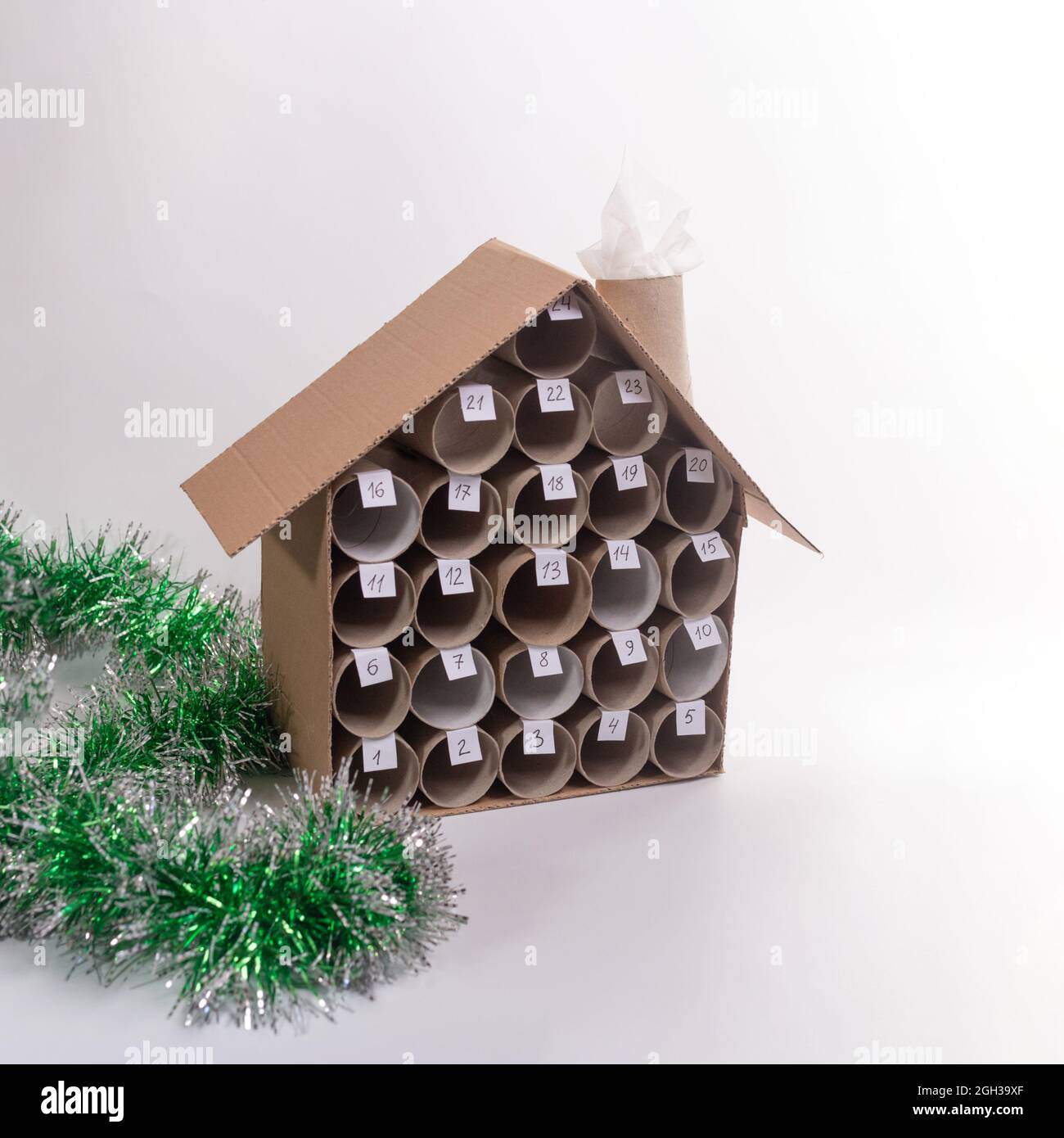 Calendario de Adviento casero de Navidad hecho de rollos de papel higiénico,  bricolaje, arte para los niños Fotografía de stock - Alamy
