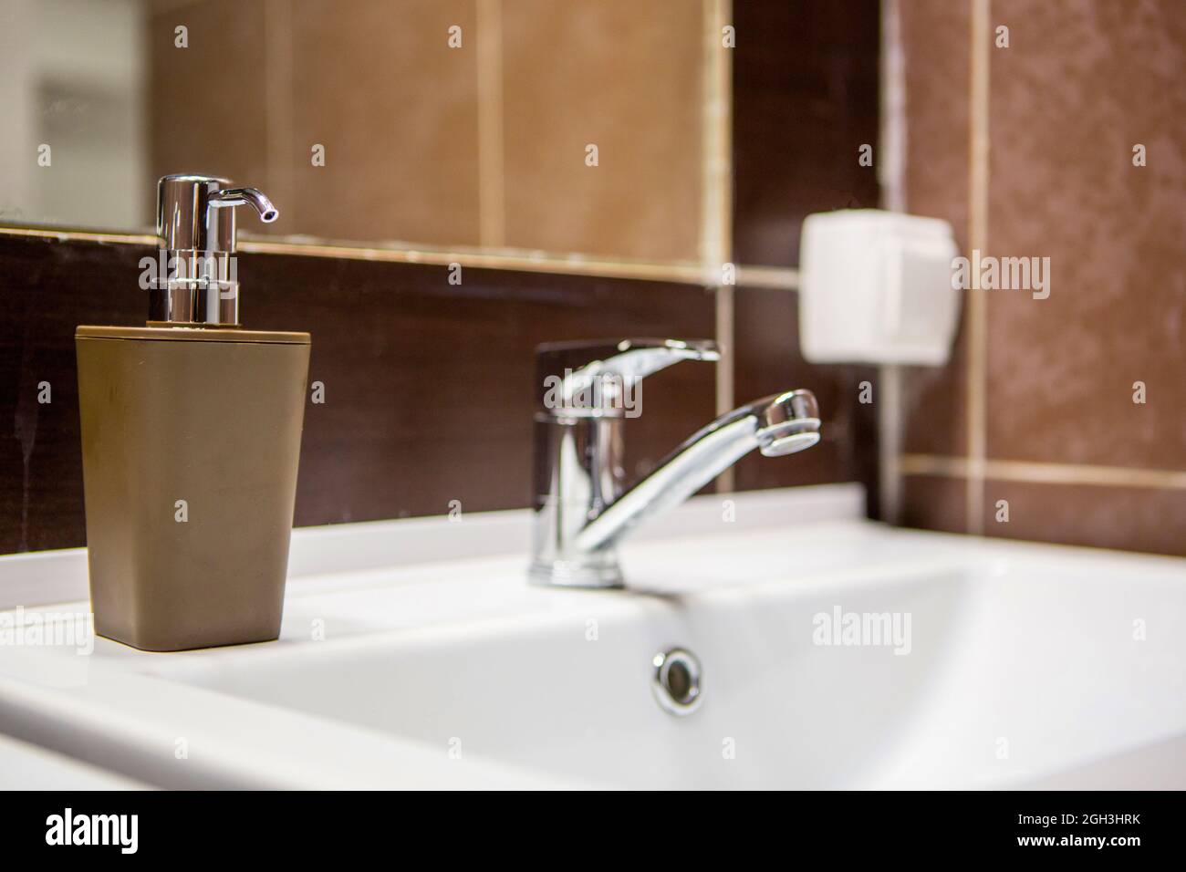 Una ducha de lujo remodelada con baldosas de mármol, un asiento de banco, y  grifos cromados. Las paredes están cubiertas con un patrón de azulejos de  espiga Fotografía de stock - Alamy