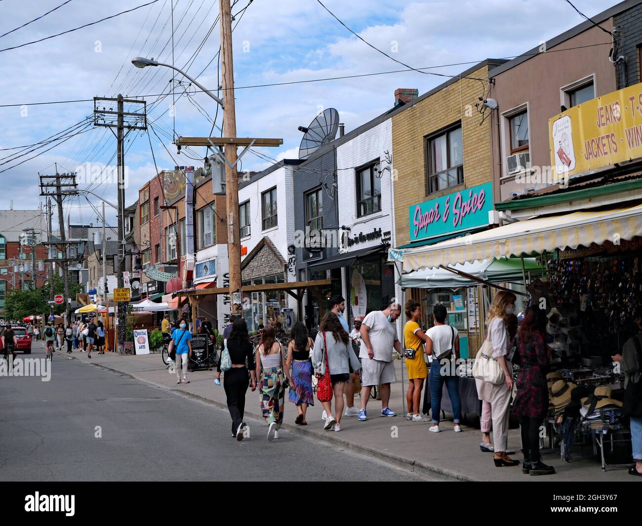 Toronto, Canadá - 3 de septiembre de 2021: Tiendas al aire libre y restaurantes en el mercado de Kensington es una atracción popular en un agradable día de verano Foto de stock