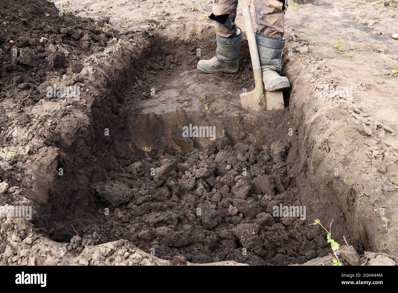 Hombre cavando un hoyo profundo fotografías e imágenes de alta resolución -  Alamy