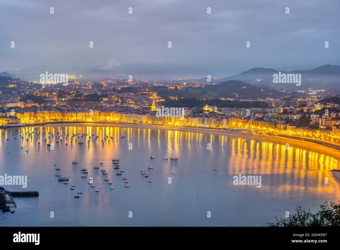 La famosa playa de La Concha en San Sebastián antes del amanecer Foto de stock