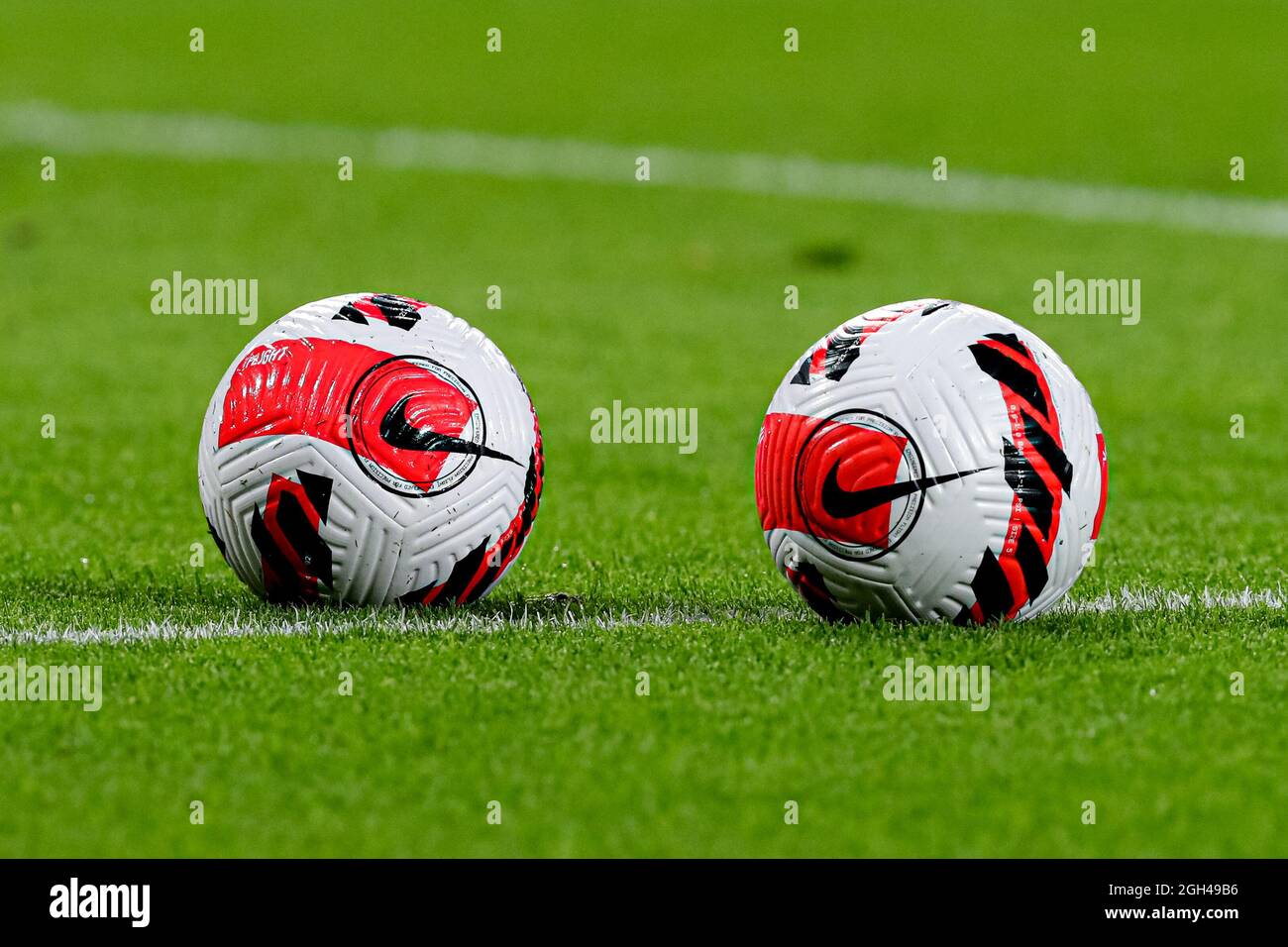 EINDHOVEN, PAÍSES BAJOS - 4 DE SEPTIEMBRE: Vista detallada de dos pelotas  de Nike durante el partido de clasificación de la Copa Mundial de la FIFA  2022 entre Holanda y Montenegro en