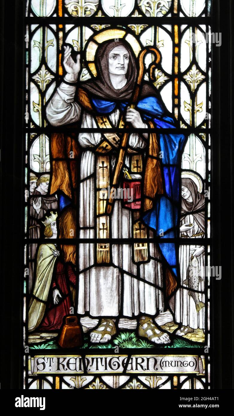 Vidrieras que representan a St. Kentigarn a.k.a. St Mungo en la Catedral de St Asaph, Gales Foto de stock