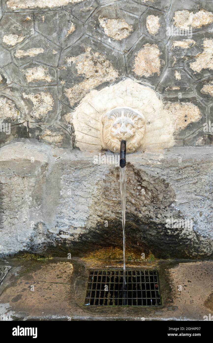 Suscriptores La fuente de Pyli Spring con 6 esculturas de gárgolas de una cabeza de leones que salpican agua de manantial a través de una boquilla. Pueblo Pyli, Kos, Grecia. Foto de stock