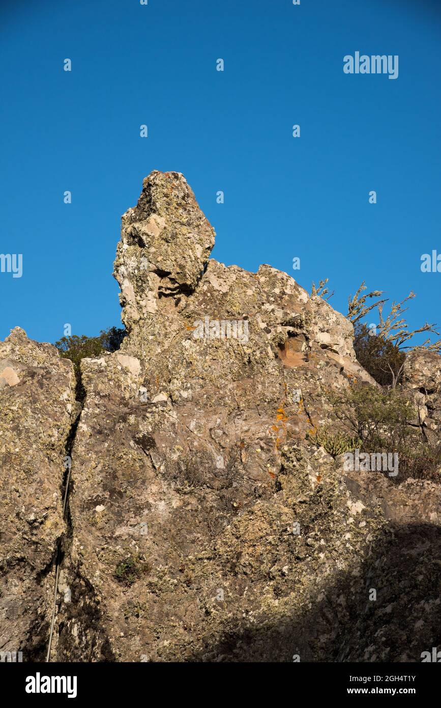 Roca basáltica en el centro de La Gomera en las Islas Canarias. Foto de stock