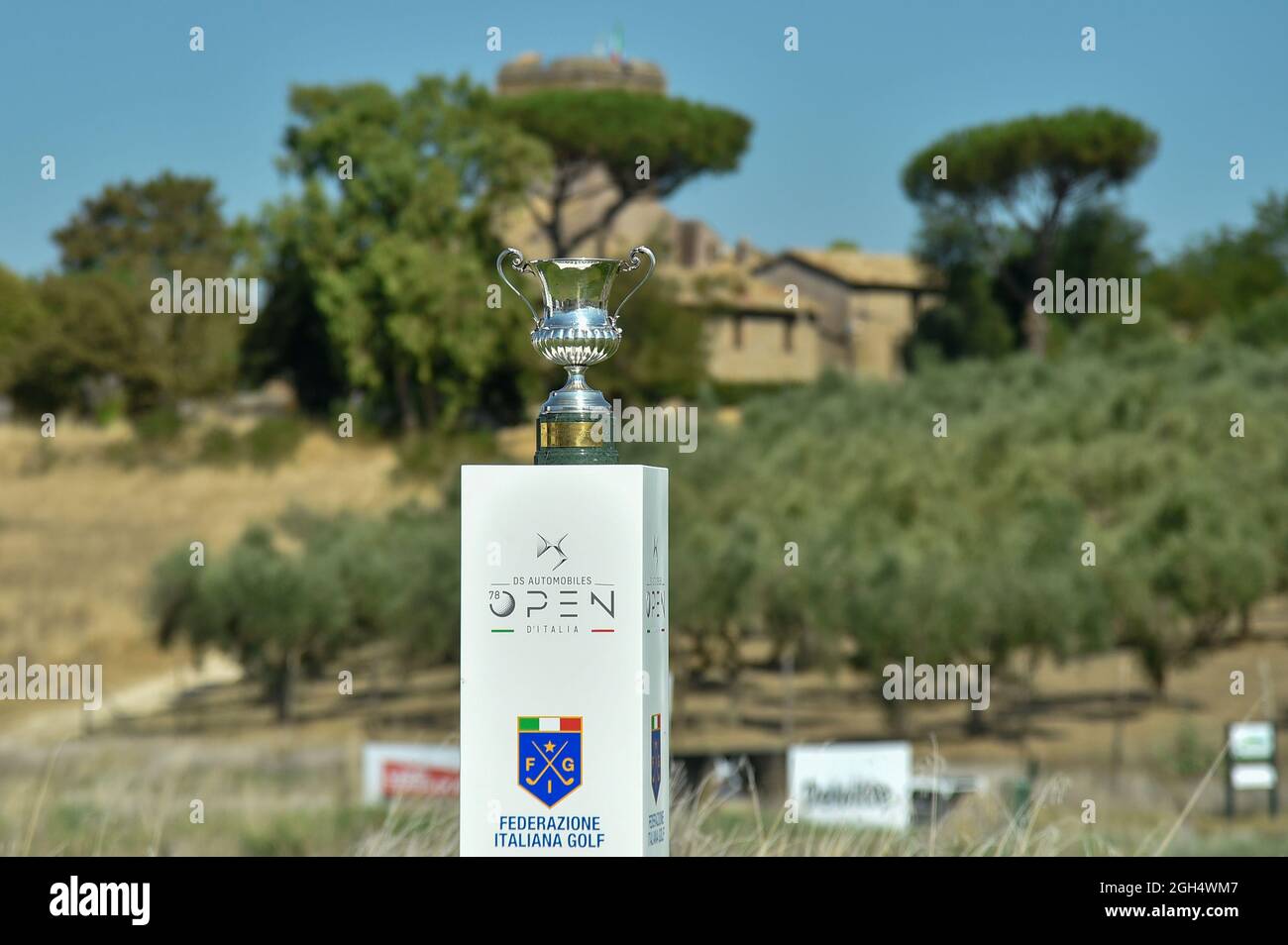 El trofeo del DS Automobiles 78th Italian Golf Open en Marco Simone Golf Club el 05 de septiembre de 2021 en Roma Italia Foto de stock