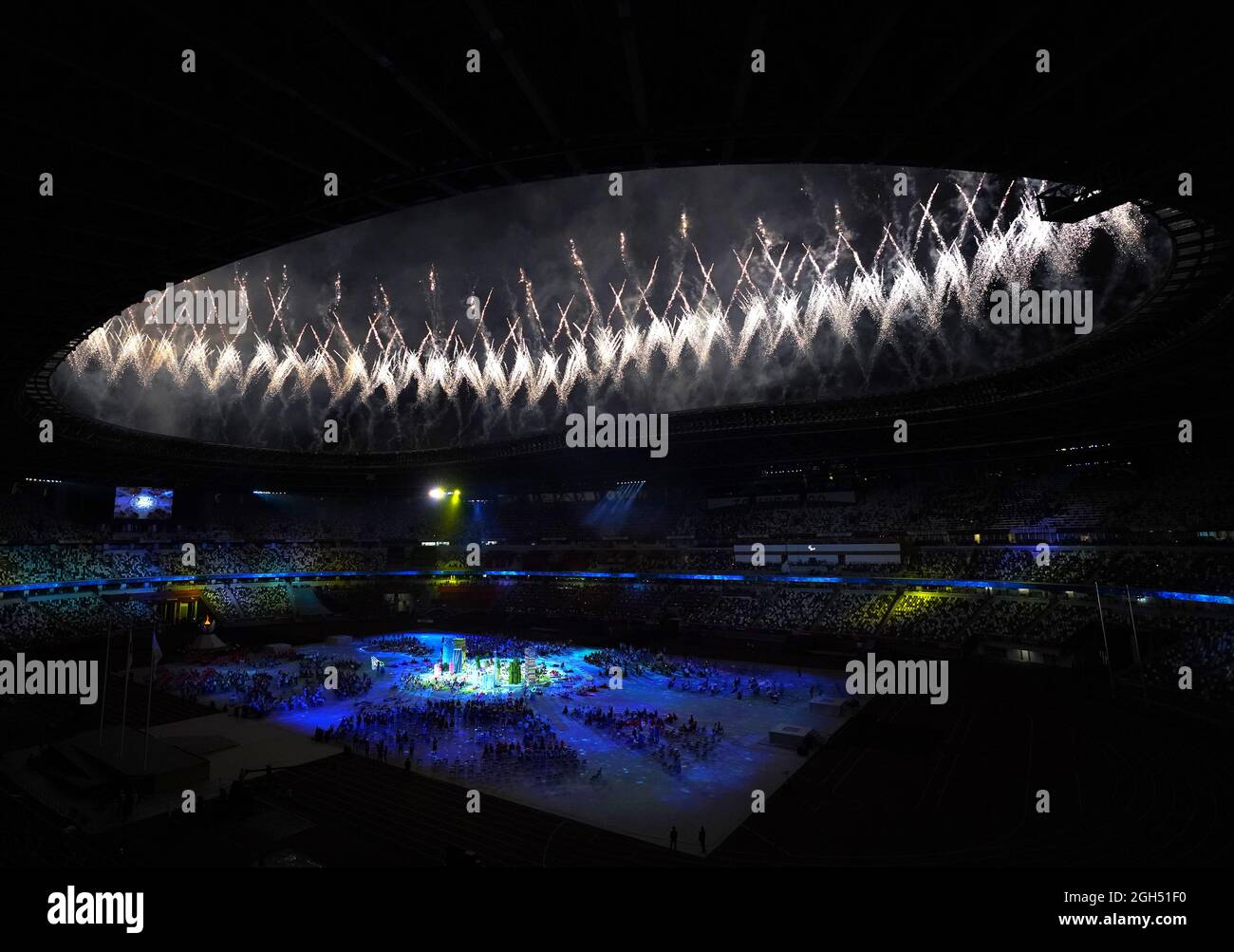 Los fuegos artificiales explotan durante la ceremonia de clausura de los Juegos Paralímpicos de Tokio 2020 en el Estadio Olímpico de Japón. Fecha de la foto: Domingo 5 de septiembre de 2021. Foto de stock