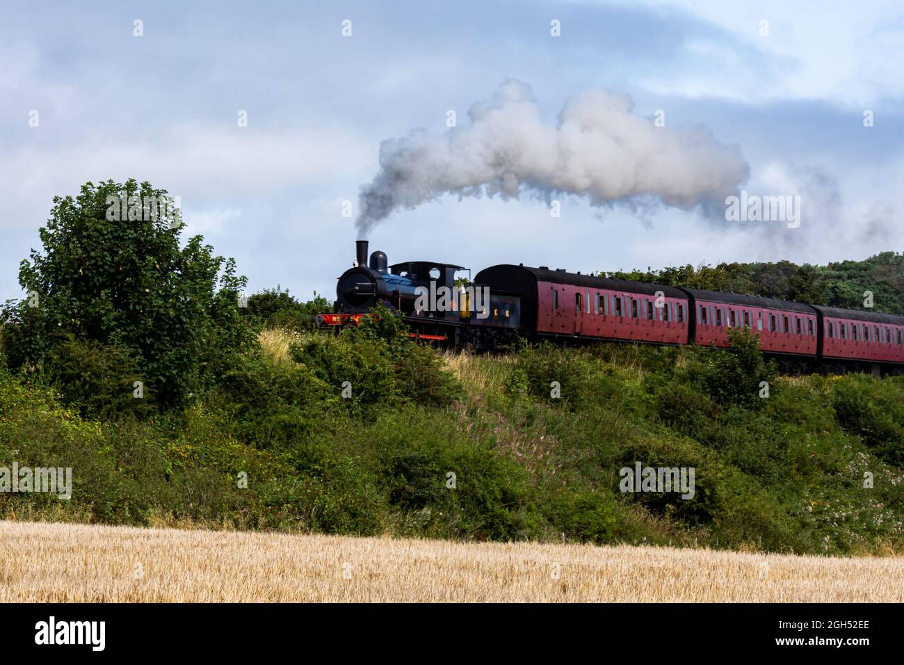 Locomotora no 564 tirando de un tren de subida de Sheringham a Weybourne Foto de stock
