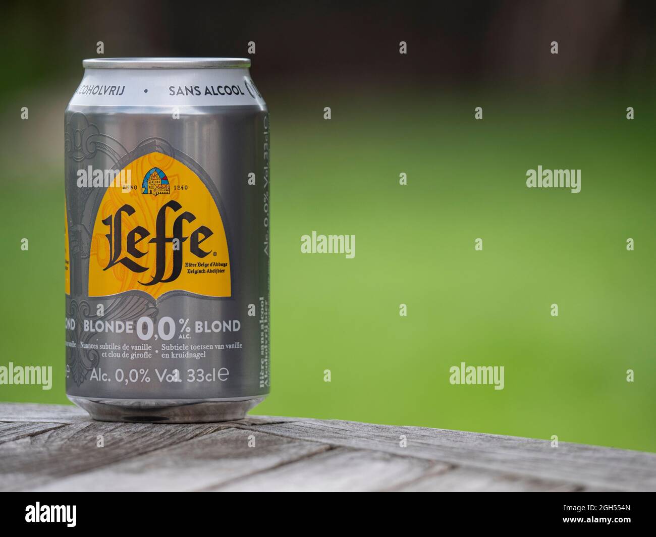 Lovaina, Bélgica, 02 de septiembre de 2021, una lata de Leffe rubia sin alcohol, elaborada por Anheuser-Bush InBev Leuven Foto de stock