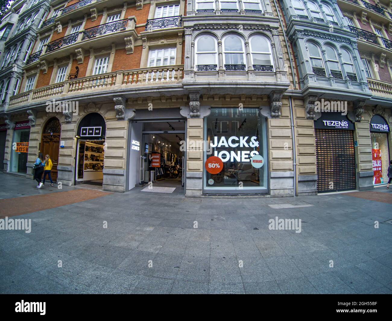 BILBAO, ESPAÑA - 24 de agosto de 2021: La tienda DE JACK Y JONES de la  marca con letreros y logotipo en España Fotografía de stock - Alamy