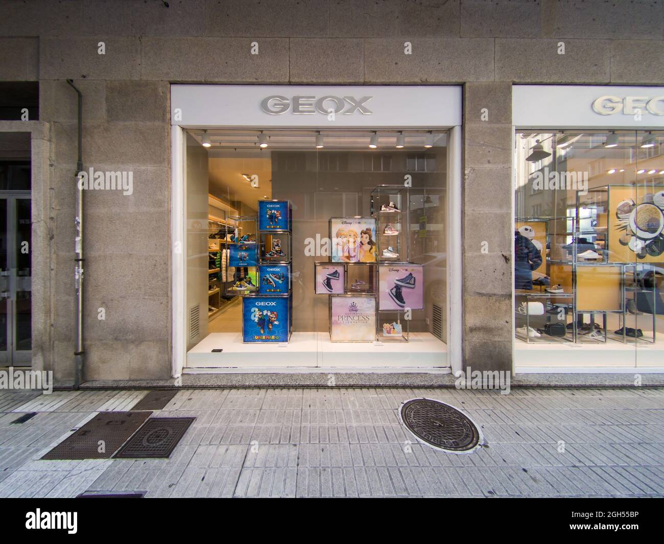VIGO, - 23 de agosto de 2021: La tienda GEOX de la marca con letrero, logotipo en España, boutique de español Fotografía de stock Alamy