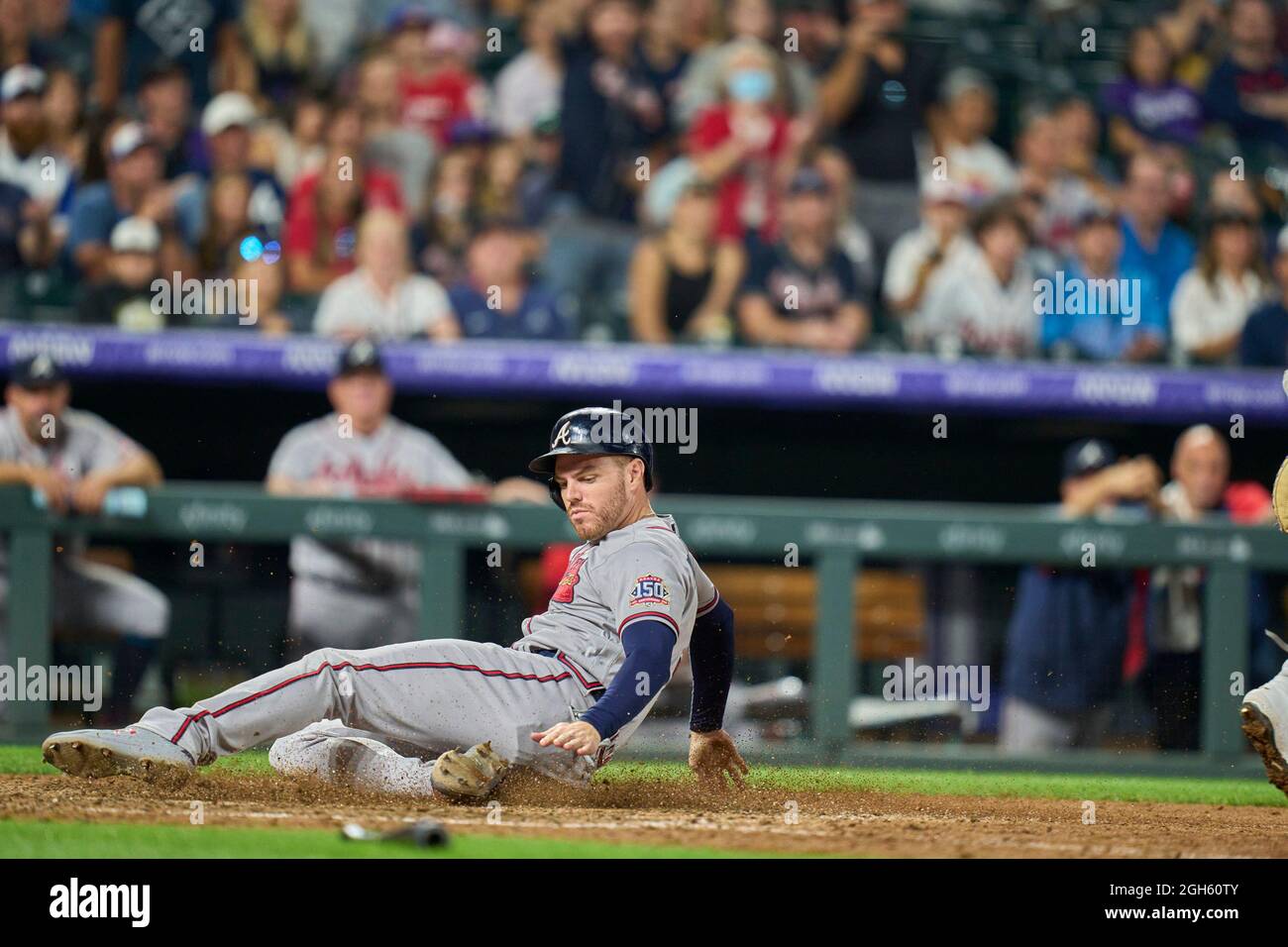 Denver CO, EE.UU. 4th de Sep de 2021. El primer baseman de Atlanta Freddie  Freeman (5) marca una carrera durante el juego con Atlanta Braves y  Colorado Rockies en Coors Field en